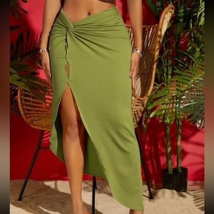 Natural waist line fit. High stretch, 93% Viscose, 7% Elastane. Maxi fit.